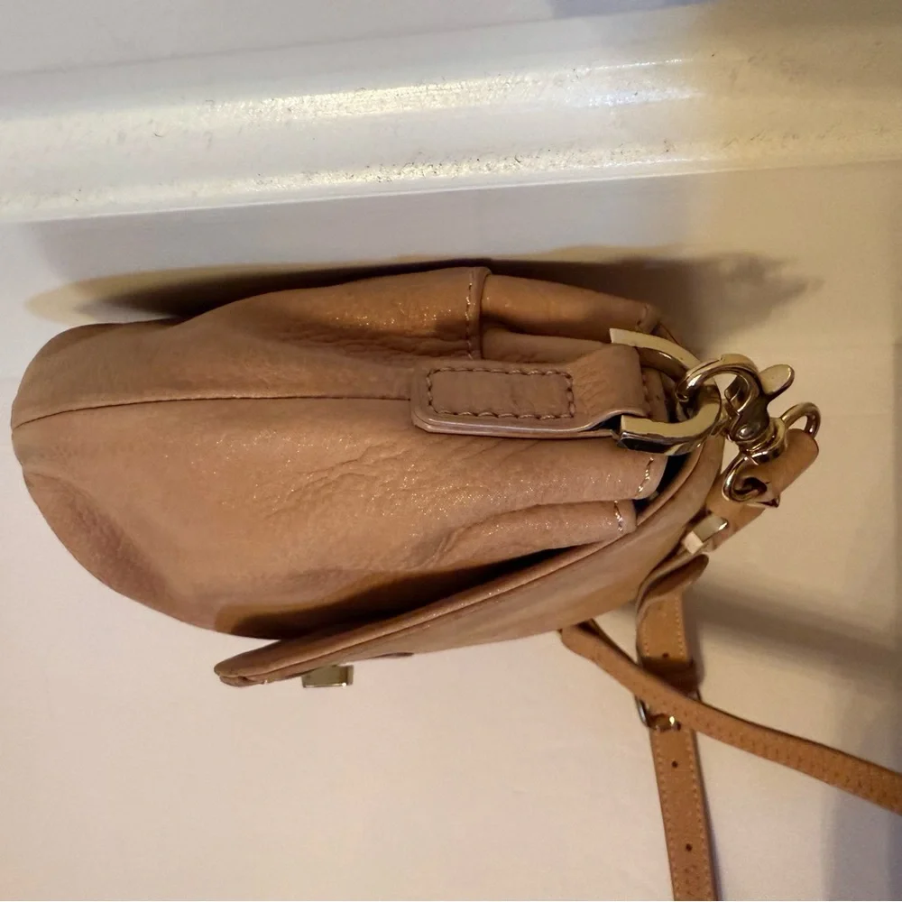 VINCE CAMUTO BAG CROSSBODY TAN LEATHER SHIMMER GOLD TONE HARDWARE FLAP CLOSE